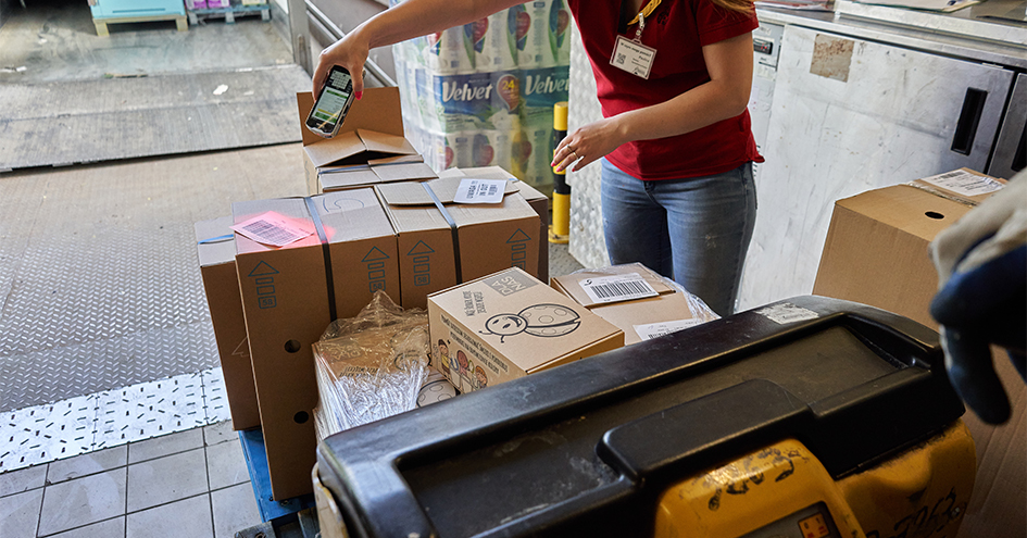 Colaborador a ler um código de barras numa encomenda (foto)