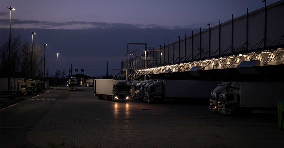 Camião à noite junto a um centro de distribuição (foto)
