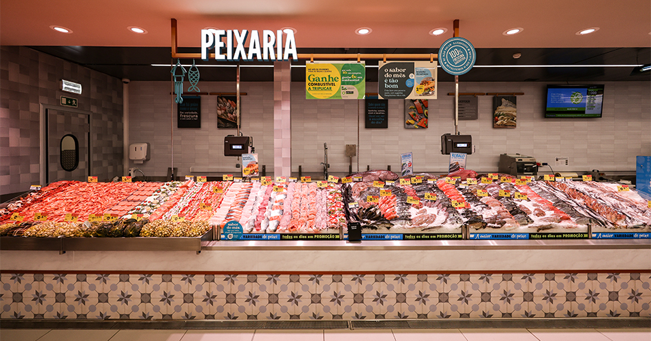 Bancada da peixaria num supermercado  (foto)