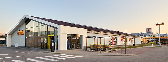 Fachada de uma loja Biedronka com parque de estacionamento (foto)