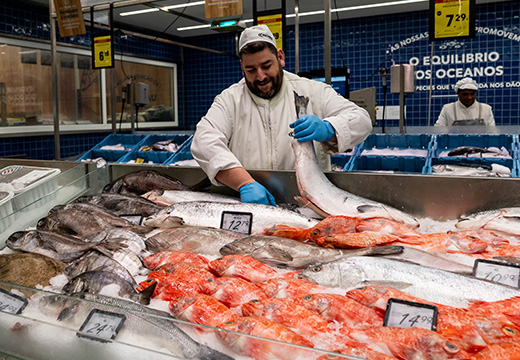 Colaborador a trabalhar no balcão de peixe fresco (foto)