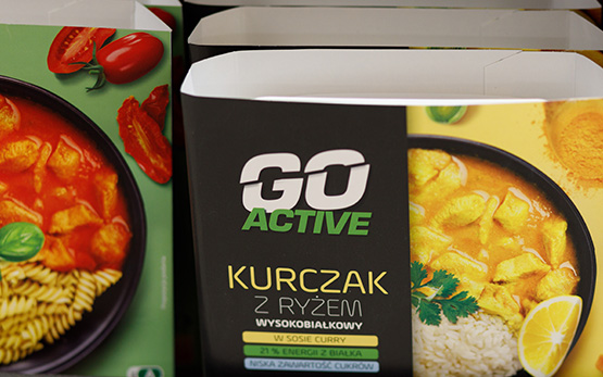 Embalagem de refeição pronta da marca Go Active numa prateleira de loja  (foto)
