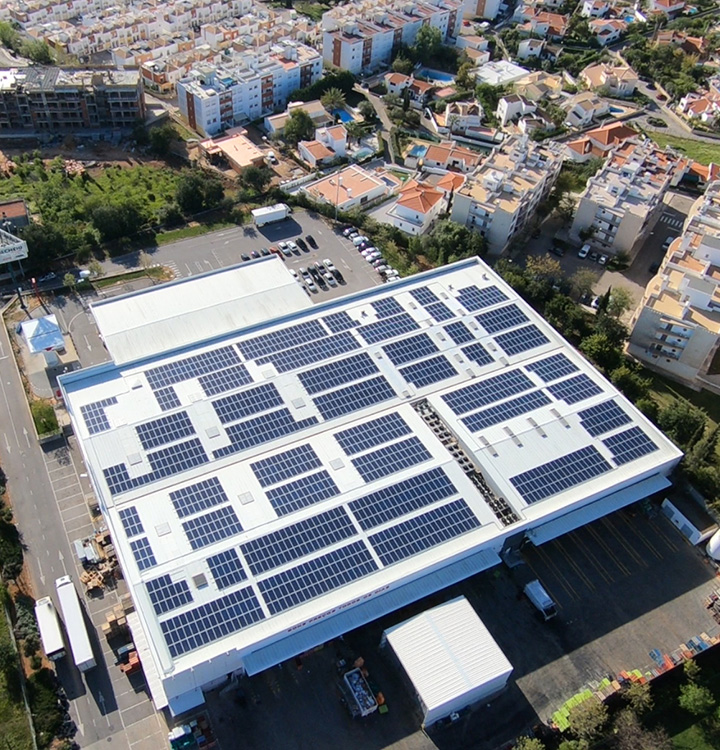 Edifício com painéis solares no telhado (foto)