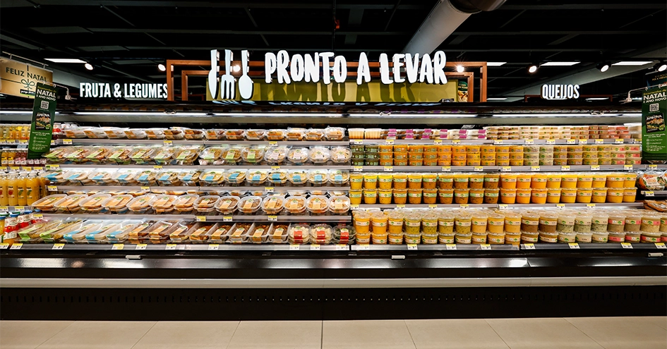 Secção refrigerada de take-away num Pingo Doce (foto)