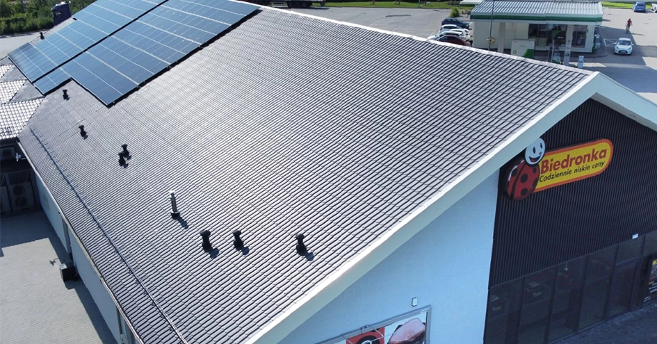 Painéis solares no telhado de uma loja Biedronka (foto)