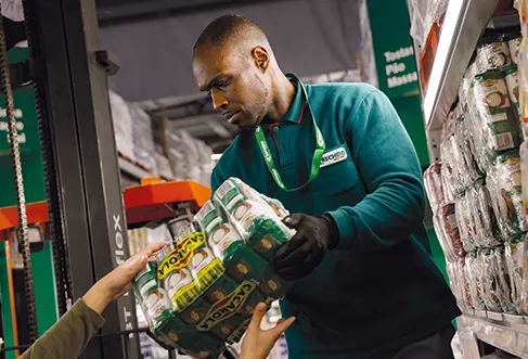 Um colaborador do Recheio a entregar um produto a um colega (foto)