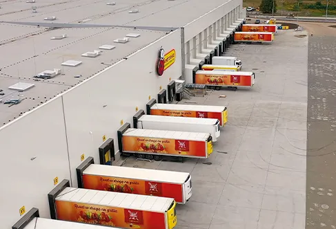 Camiões a serem carregados num centro de distribuição da Biedronka (foto)