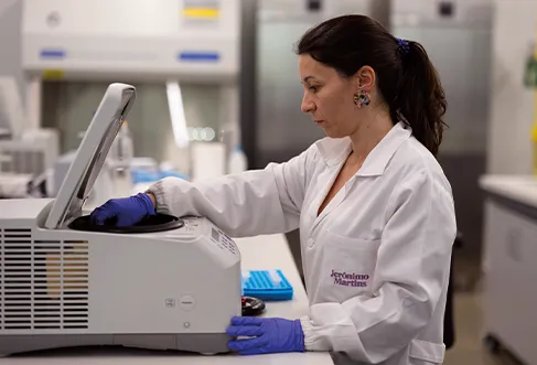 Um colaborador a operar equipamento de laboratório (foto)