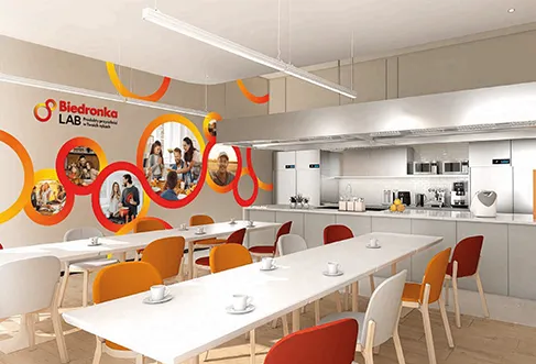 Uma cozinha moderna com mesas e cadeiras no Biedronka Lab