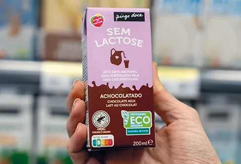 Grande plano de um leite com chocolate sem lactose da Marca Própria do Pingo Doce, com o símbolo de ecodesign (foto)