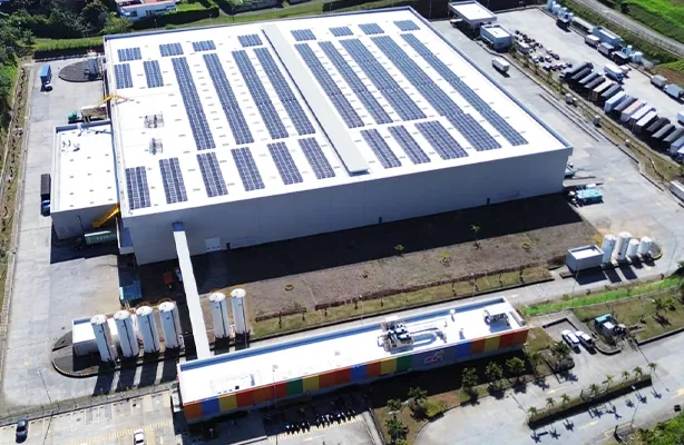 Painéis solares no telhado de um centro de distribuição (foto)