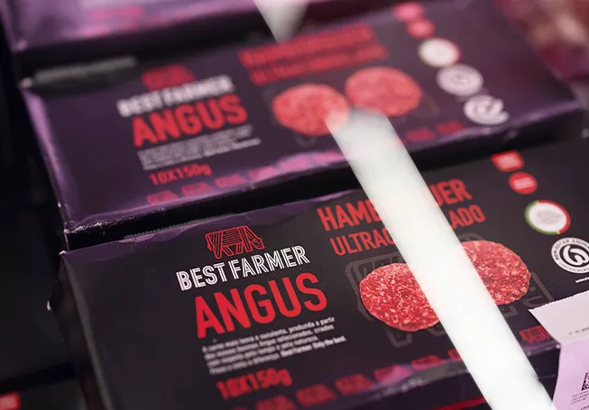Grande plano de embalagens de hambúrgueres angus da "Best Farmer" (foto)