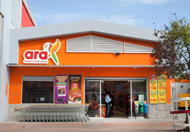 Fachada de uma loja Ara com carrinhos de compras à esquerda (foto)