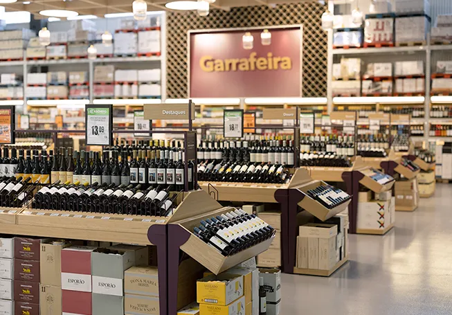 Secção de vinhos numa loja Recheio