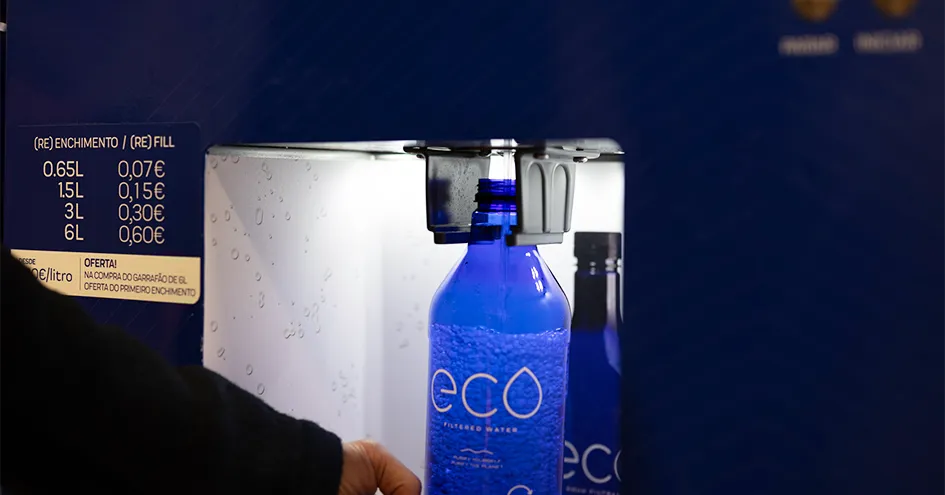 Grande plano de uma pessoa a encher uma garrafa Eco (foto)