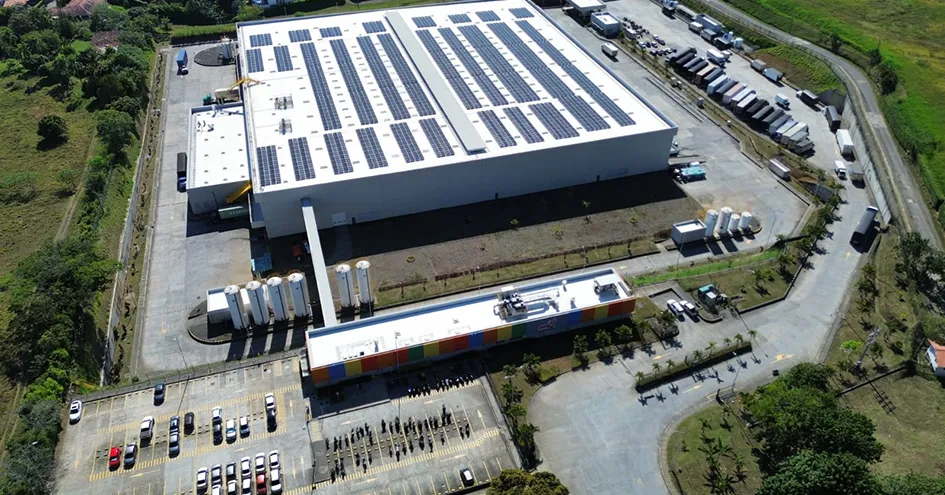 Imagem aérea de um centro de distribuição, incluindo os parques de estacionamento. Podem ver-se painéis solares no telhado (foto)