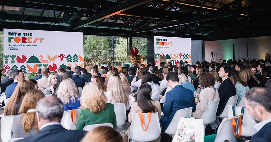 Uma sala cheia de pessoas na conferência de sustentabilidade «Into The Forest» (foto)