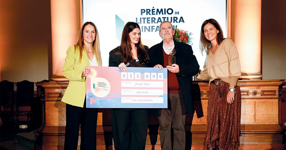 Quatro pessoas no Prémio de Literatura Infantil a posar com um troféu e um cheque do Pingo Doce no valor de 25 000 € (foto)