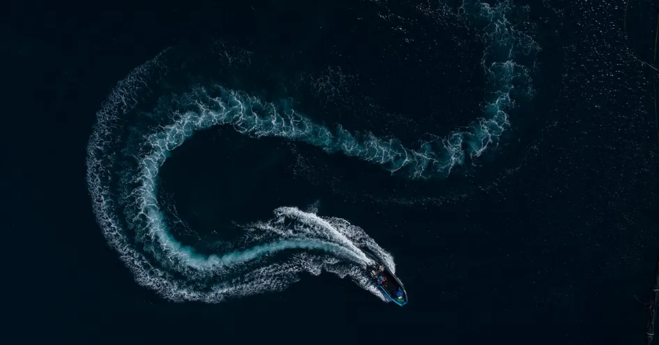Vista aérea de um barco a navegar em curvas (foto)
