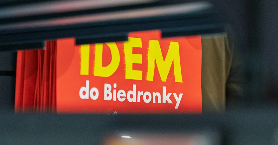 Grande plano de sacos de compras com a inscrição «IDEM do Biedronky» (foto)