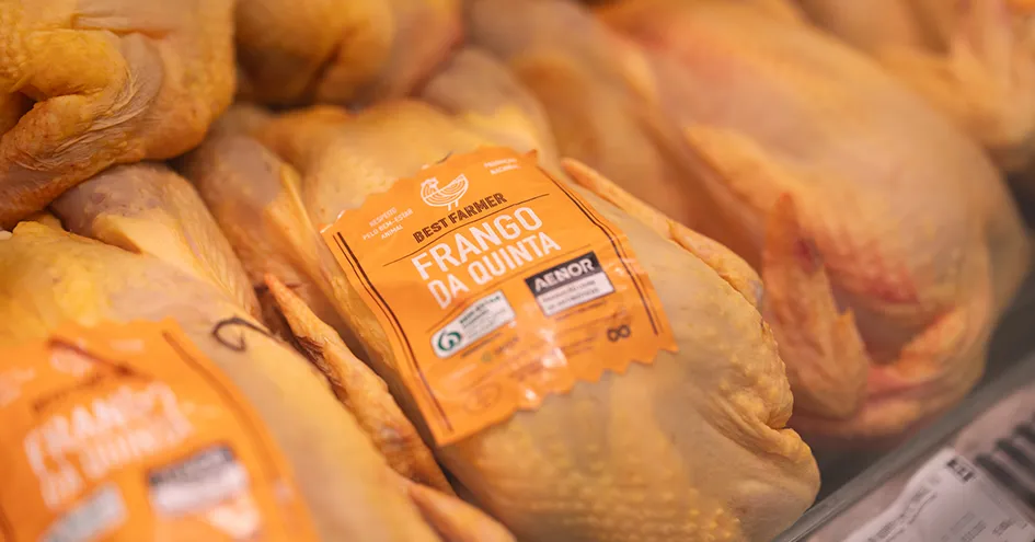 Grande plano de um frango da marca "Best Farmer" na loja (foto)