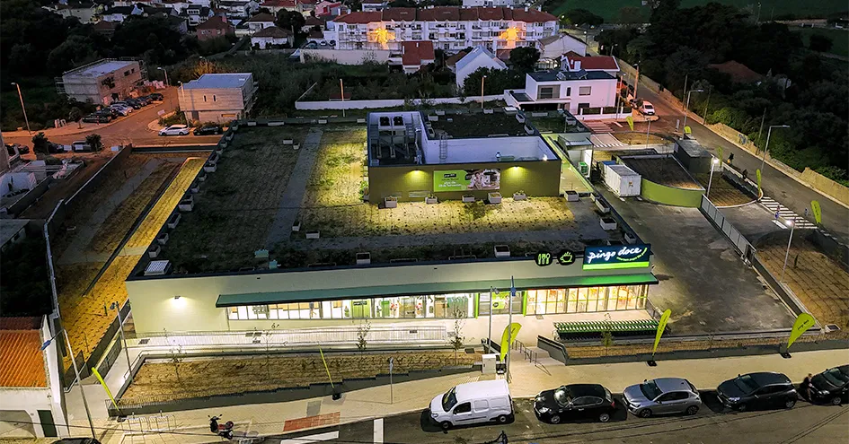 Uma loja moderna do Pingo Doce vista de cima à noite (foto)